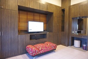 7-Bedroom House  | Living area | Flat-screen TV - Phuruaboutique Hotel & Saunas (Phu Ruea)
