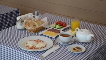 Daily continental breakfast (UAH 100 per person)