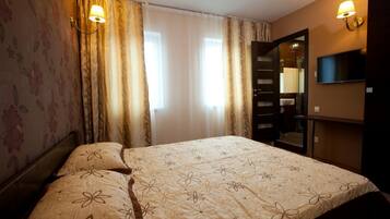 Deluxe Double Room, Sea View | Desk, soundproofing, free WiFi, bed sheets