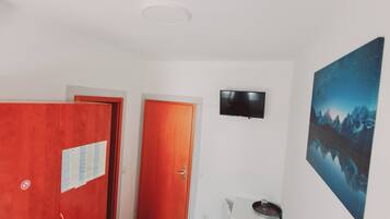 Habitación individual clásica | Tabla de planchar con plancha, wifi gratis y ropa de cama