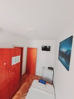 Tabla de planchar con plancha, wifi gratis y ropa de cama 