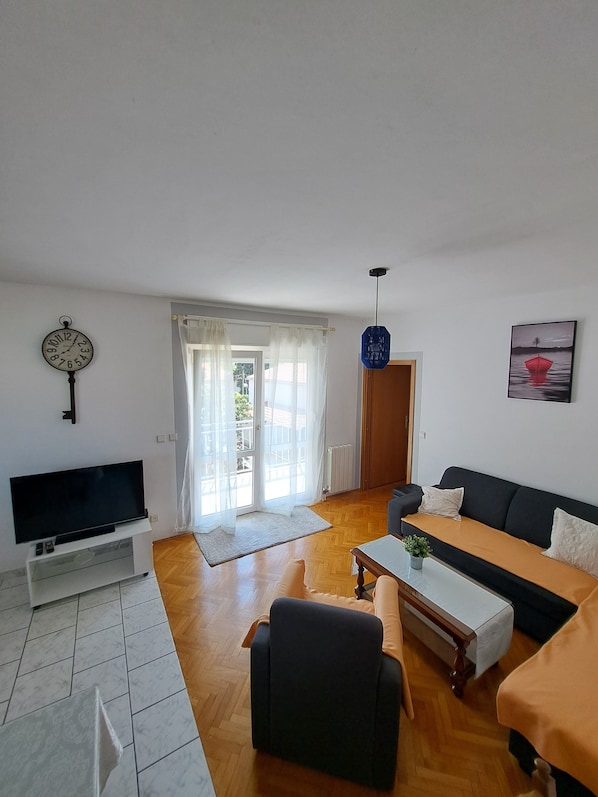 Exclusive Apartment, 2 Bedrooms, Balcony, Sea View | Living area