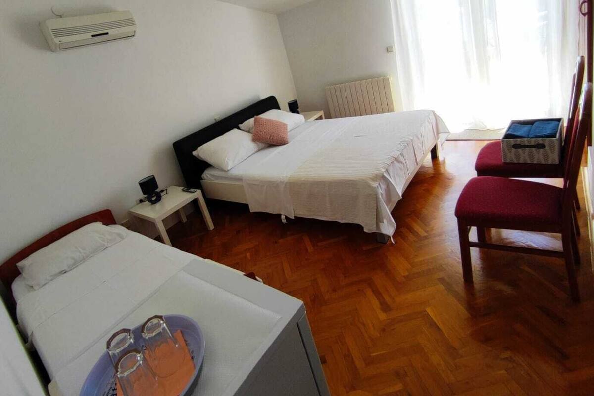 Habitación triple Deluxe | Tabla de planchar con plancha, wifi gratis, ropa de cama