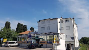 Vista frontal de la propiedad