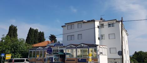 Façana frontal de l'allotjament