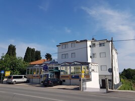 Fachada de la propiedad