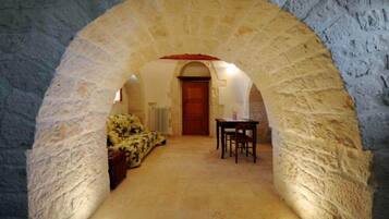 Chalet Tradizionale, 1 letto queen, vista collina, lato giardino | Soggiorno | TV a schermo piatto 19 pollici con canali via cavo, TV