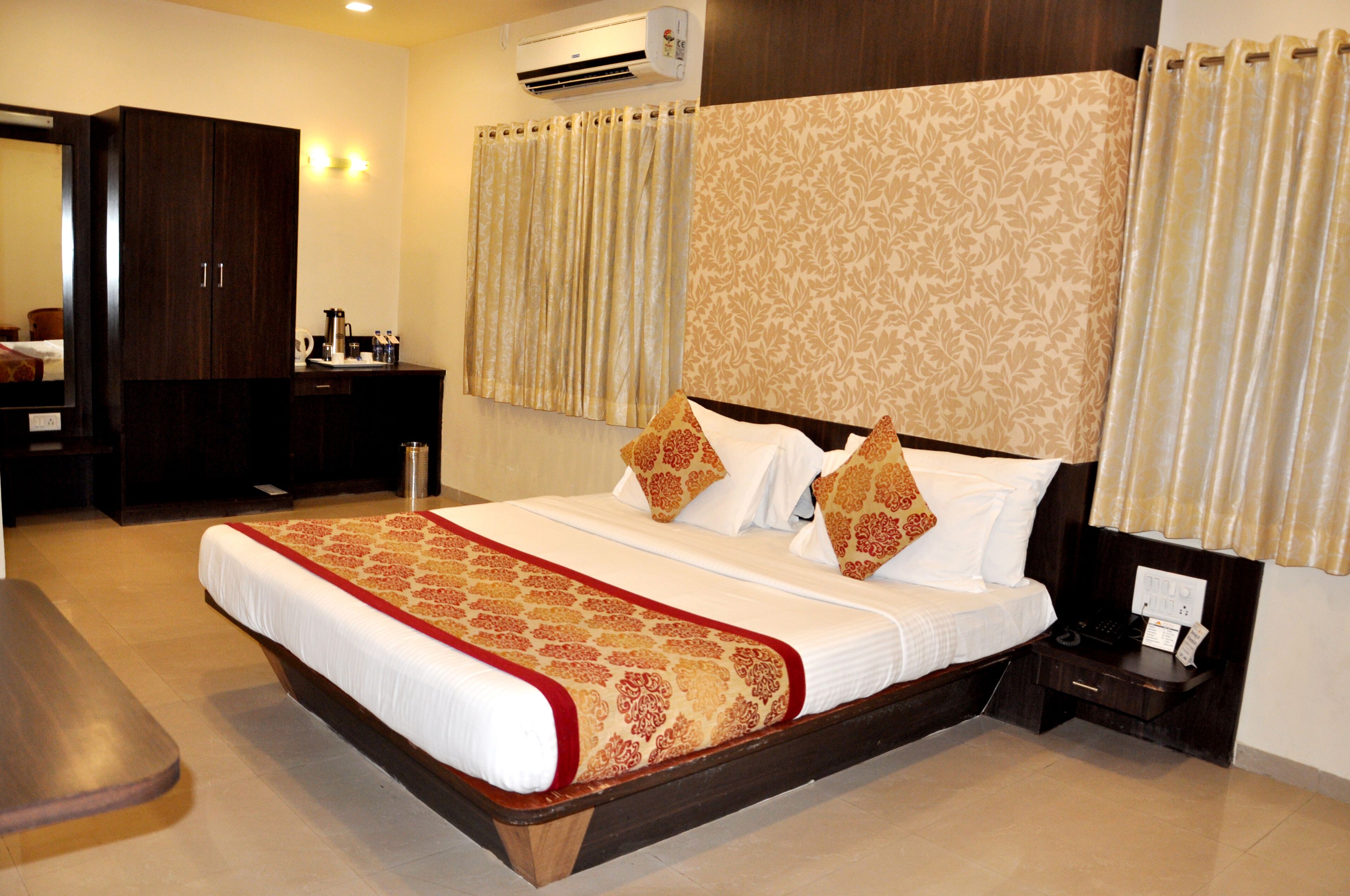 Suite | Desk, soundproofing, iron/ironing board, free WiFi