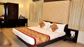 Suite | Desk, soundproofing, iron/ironing board, free WiFi