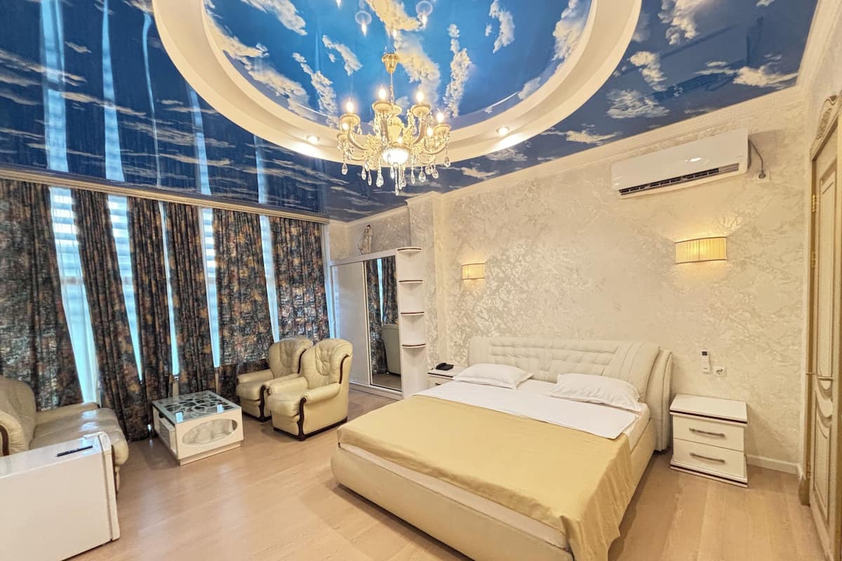 Studio, Jetted Tub | 1 bedroom, premium bedding, minibar, in-room safe