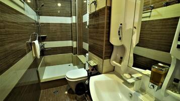 Economy-Dreibettzimmer, 1 Schlafzimmer | Badezimmer | Dusche, kostenlose Toilettenartikel, Haartrockner, Bademäntel