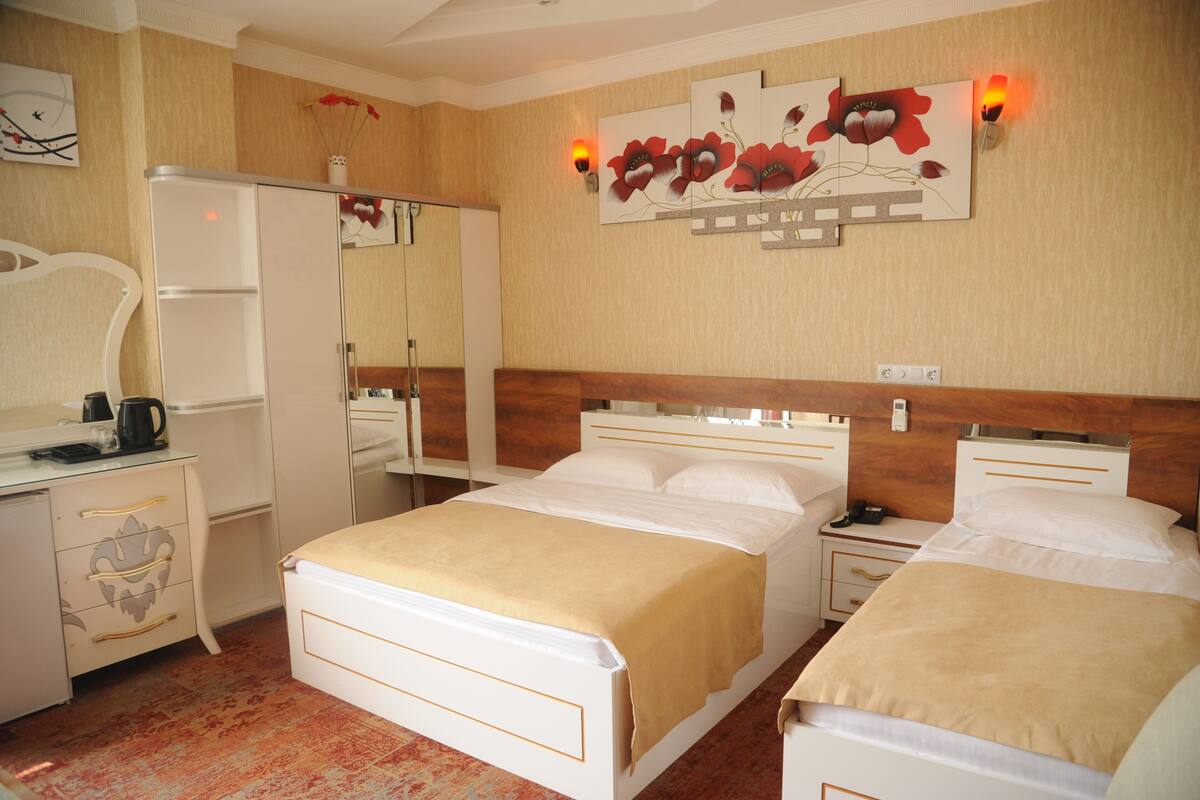 Habitación triple económica, 1 habitación | Ropa de cama de alta calidad y minibar 