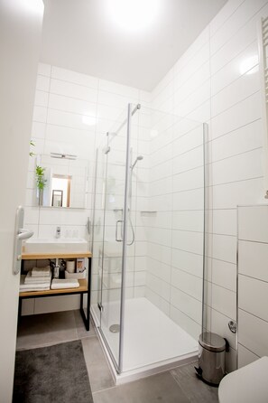 Habitación doble económica | Baño | Regadera, amenidades de baño gratuitas, secadora de cabello, toallas 
