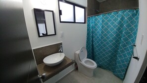 Shower, free toiletries, towels - Casa Barbelo (San Luis Potosi)