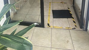 A hotel entrance with a glass door labeled "HOTEL BAHIA". - Hotel Bahia (Guadalajara)