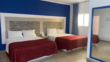 Standaard tweepersoonskamer, 2 tweepersoonsbedden | Een kluis op de kamer, gratis wifi, beddengoed