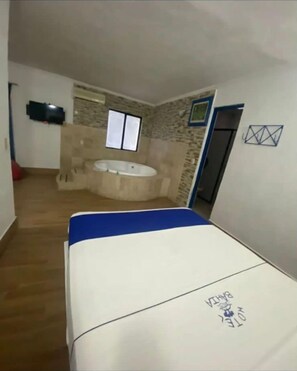 Junior Room, 1 Double Bed | In-room safe, free WiFi, bed sheets