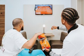 Twin kamer | Een kluis op de kamer, een strijkplank/strijkijzer, gratis wifi