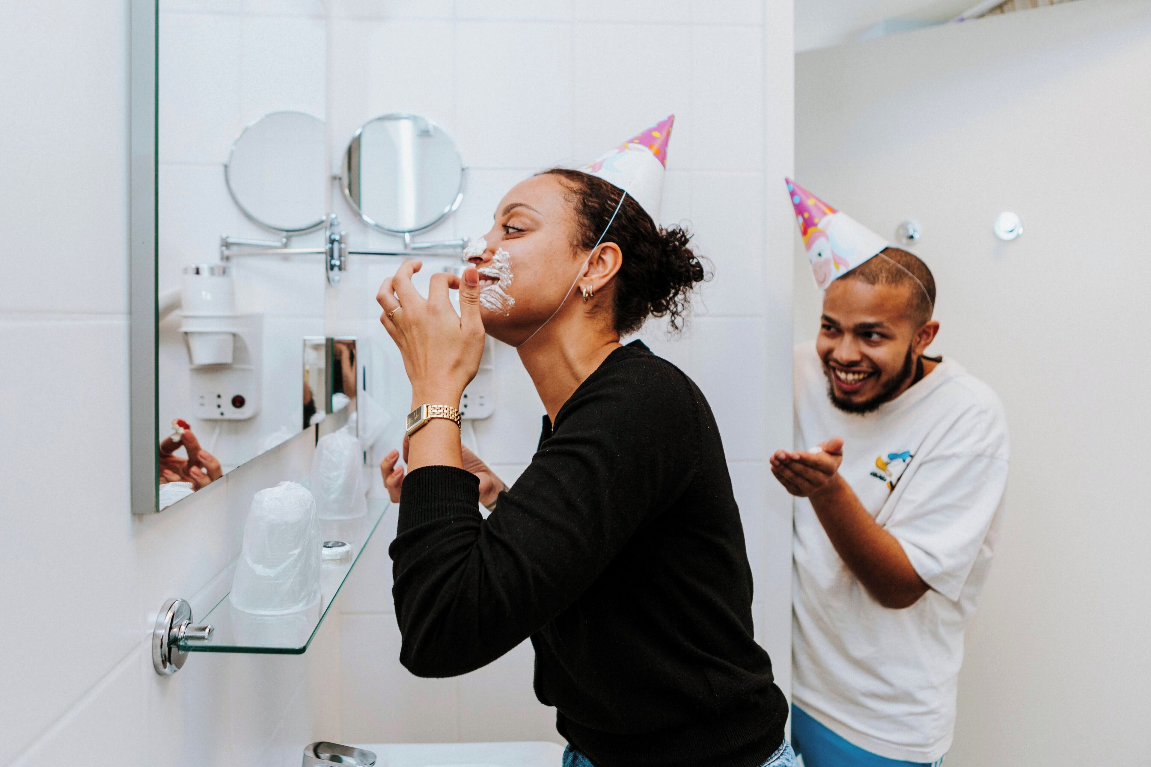 room, corner (king) | bathroom | shower, free toiletries, hair dryer, towels