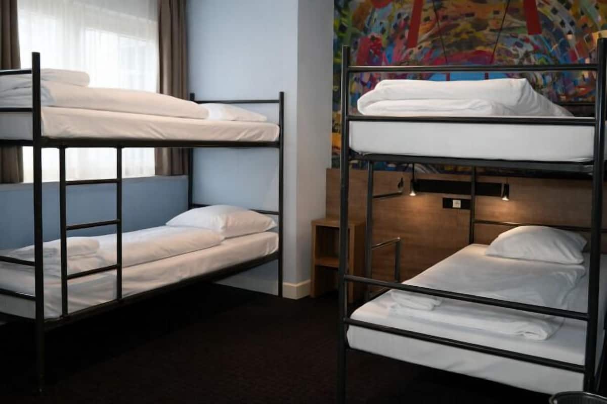 Safe på rommet, strykejern/-brett, wi-fi (inkludert) og sengetøy