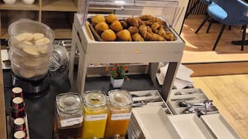 Daily cooked-to-order breakfast (EUR 16.0 per person)