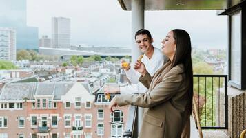 Chambre, balcon (Suite) | Coffres-forts dans les chambres, fer et planche Ă repasser