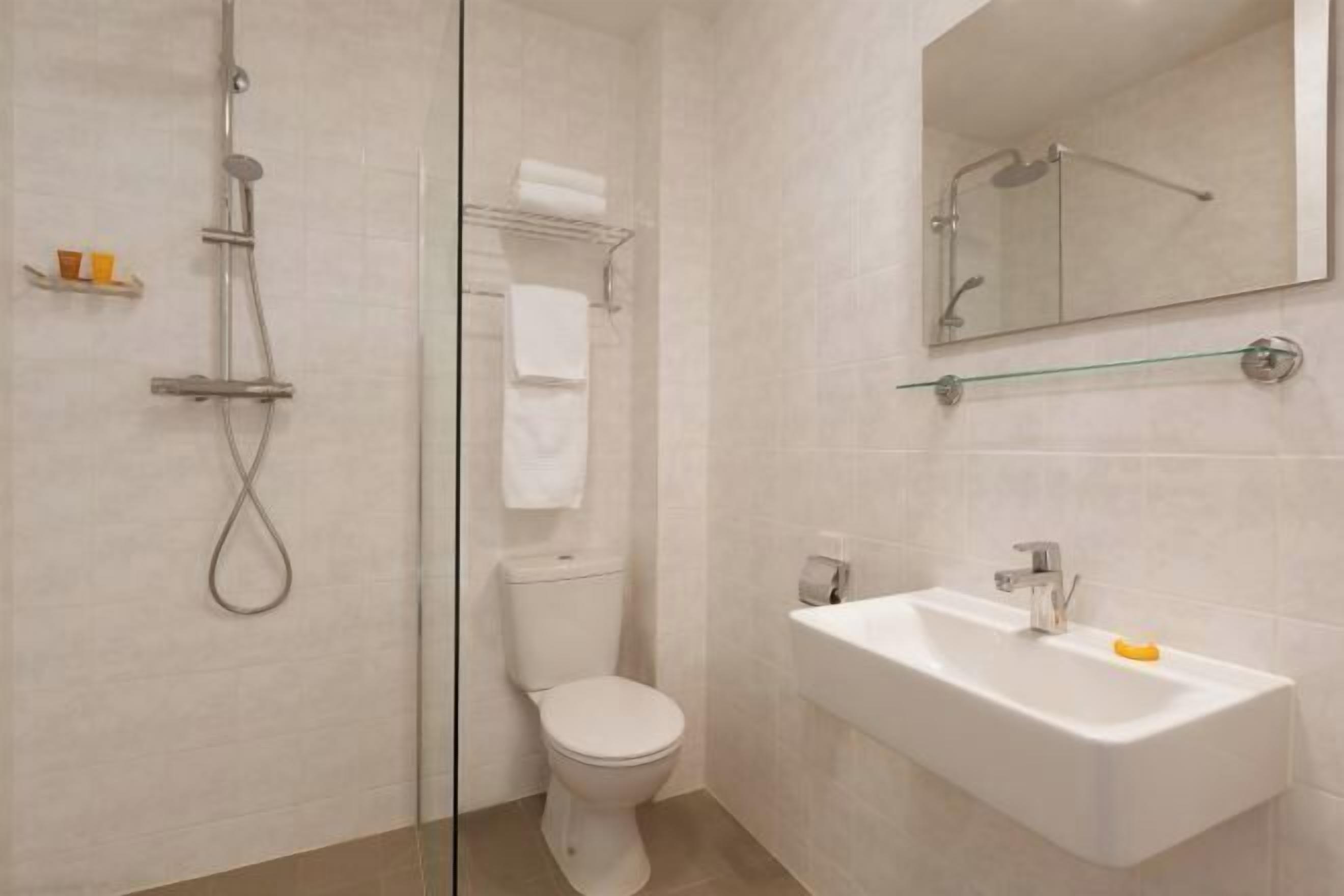 Dusche, kostenlose Toilettenartikel, Haartrockner, Handtücher