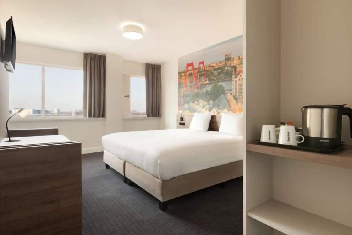 In-room safe, iron/ironing board, free WiFi, bed sheets