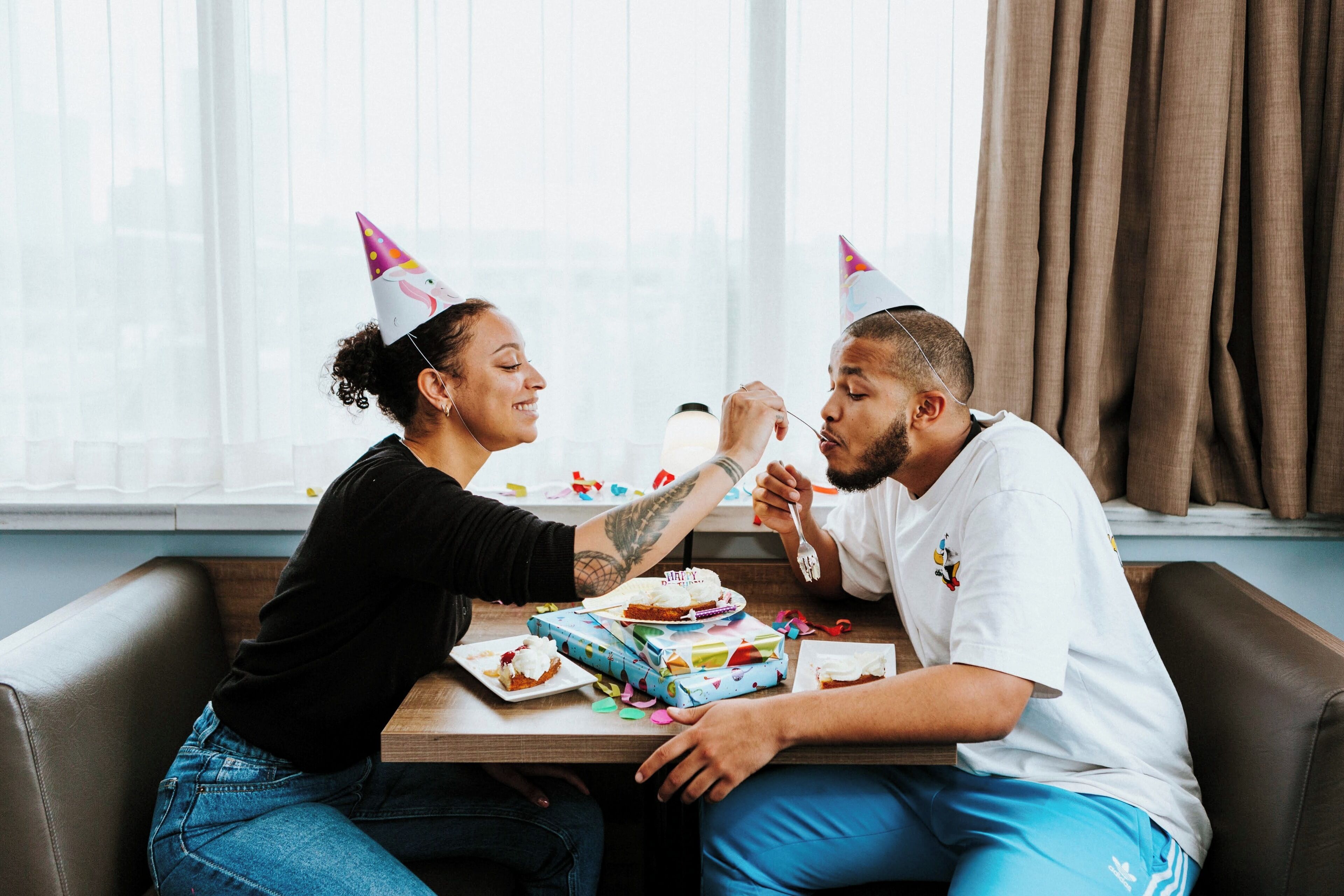 Habitación, en esquina (King) | Caja de seguridad en la habitación y tabla de planchar con plancha 