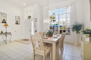 Panoramic House, 4 Bedrooms, Private Pool, Garden View | In-room dining