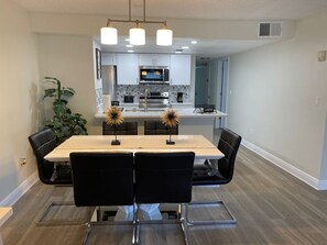 Condo família, 3 quartos, cozinha, no piso térreo | Opções para refeição no quarto