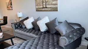Premier appartement, 3 slaapkamers, keuken, uitzicht op tuin | Badkamer | Een aparte badkuip en douche, een haardroger, handdoeken