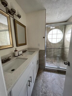 Apartamento júnior, 3 quartos, cozinha, no andar executivo | Edredons de pluma, individualmente decorados, individualmente mobiliados