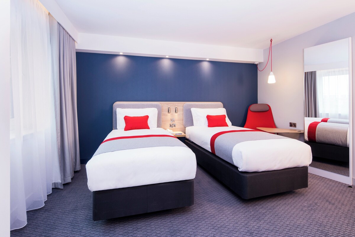 Standard Room, 2 Twin Beds | In-room safe, laptop workspace, blackout drapes, iron/ironing board