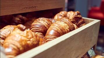 Una caja de madera con varios croissants.