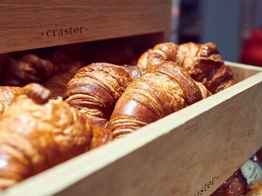 Una caja de madera con varios croissants.