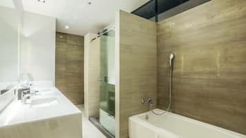 Un baño moderno con un espejo grande, dos lavamanos, una cabina de ducha de vidrio y una bañera.
