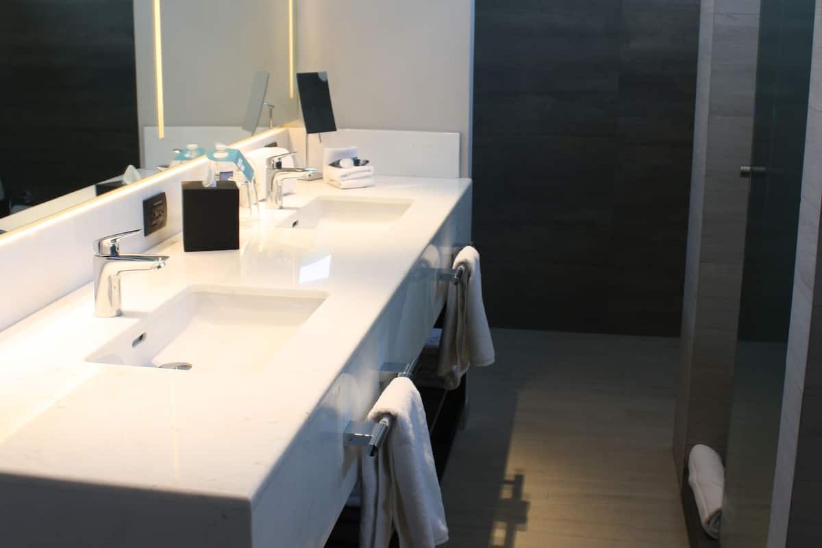 premium bedding, in-room safe, desk, laptop workspace