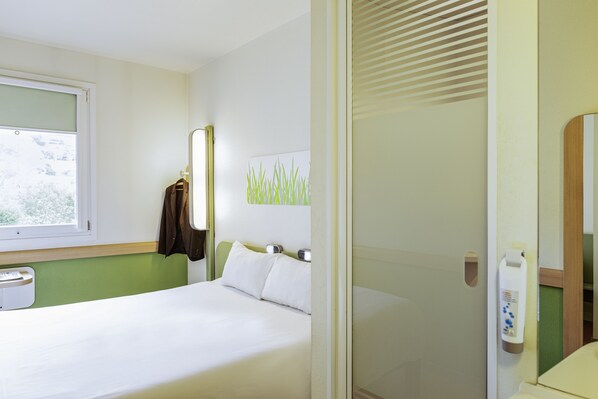 Double Room | Desk, laptop workspace, iron/ironing board, free cribs/infant beds - ibis budget Pontarlier (Pontarlier)