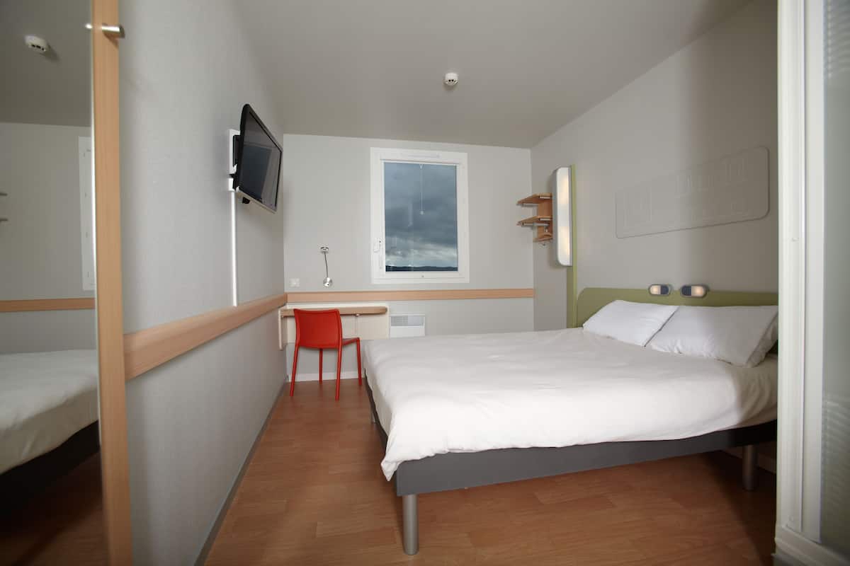 double room | desk, laptop workspace, iron/ironing board, free cots/infant beds