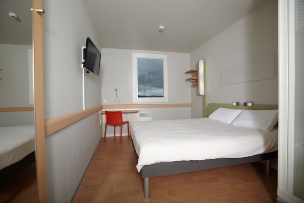 Double Room | Desk, laptop workspace, iron/ironing board, free cribs/infant beds