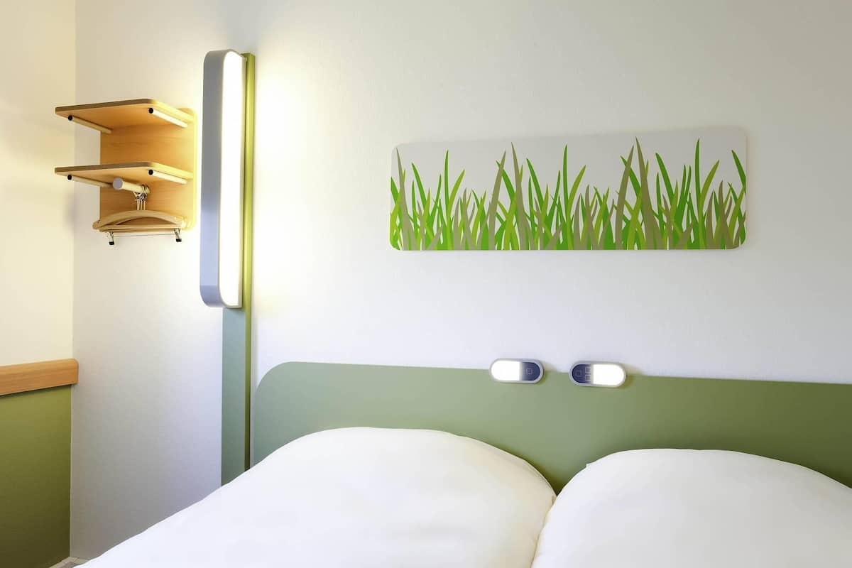Habitación con 2 camas individuales, 2 camas individuales | Escritorio y espacio para trabajar con un portátil