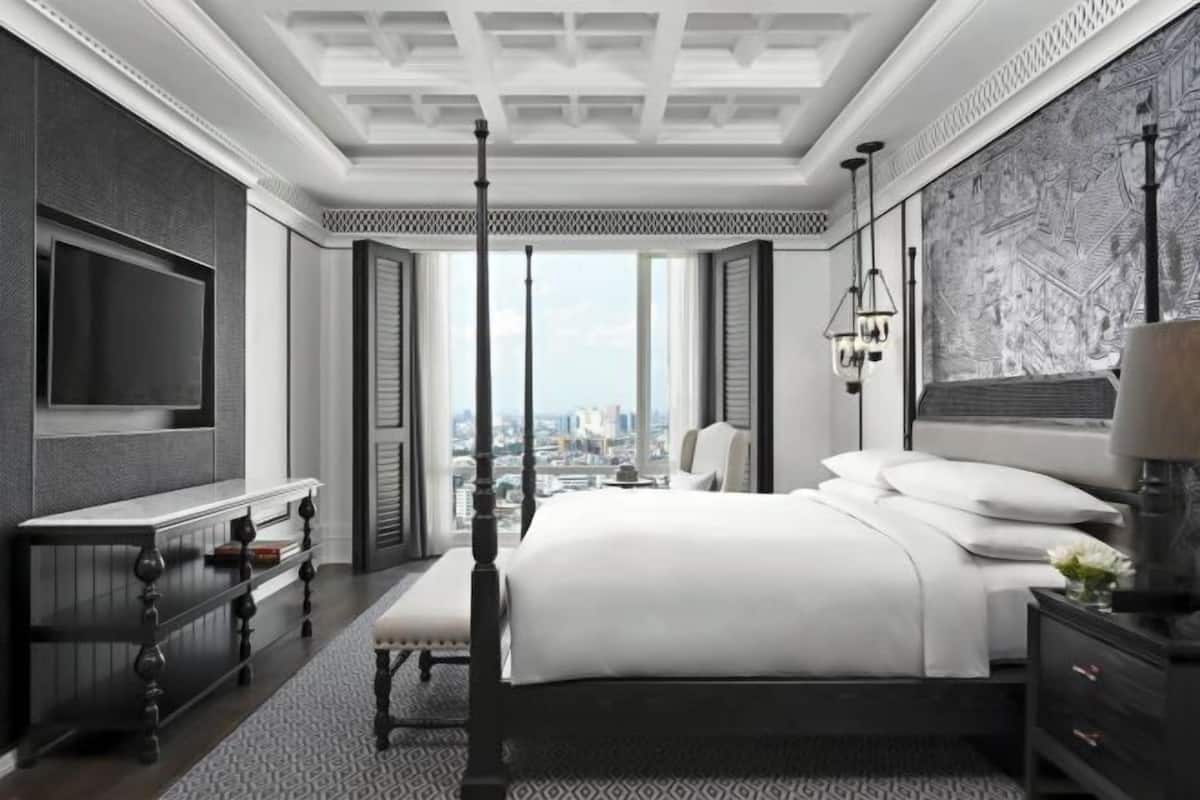 Nệm có lớp đệm bông, minibar, két bảo mật tại phòng, bàn