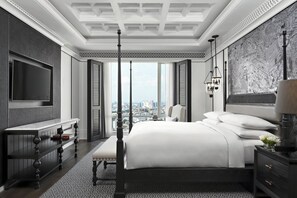 A modern hotel room with a large bed, a TV, a desk, and a view of the city. - Bangkok Marriott Hotel The Surawongse (Bangkok)