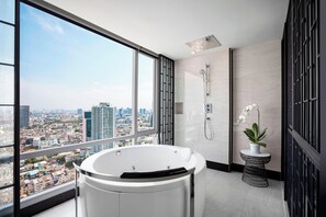 Een aparte badkuip en douche, milieuvriendelijke toiletartikelen