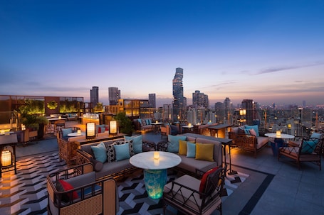 2 bars/lounges, poolside bar