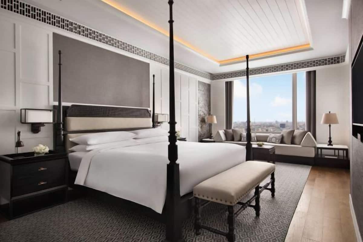 Nệm có lớp đệm bông, minibar, két bảo mật tại phòng, bàn