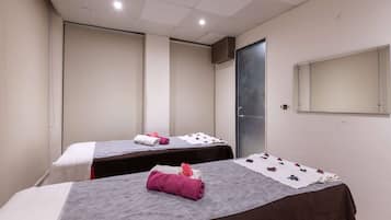 Salas para tratamentos a dois, sauna a vapor, aromaterapia