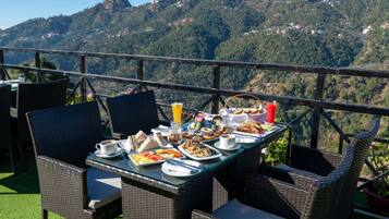 2 restaurants, international cuisine