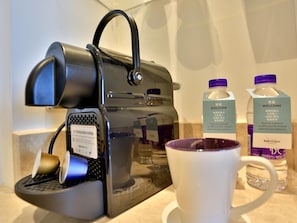 Minibar, coffres-forts dans les chambres, bureau